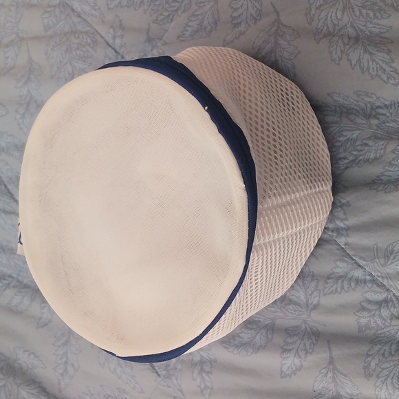 Woolite White & Navy Blue Mesh Intimates Wash Bag with Zipper Closure - Picture 3 of 11